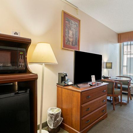 Days Inn & Suites By Wyndham Mt Pleasant Mount Pleasant Extérieur photo