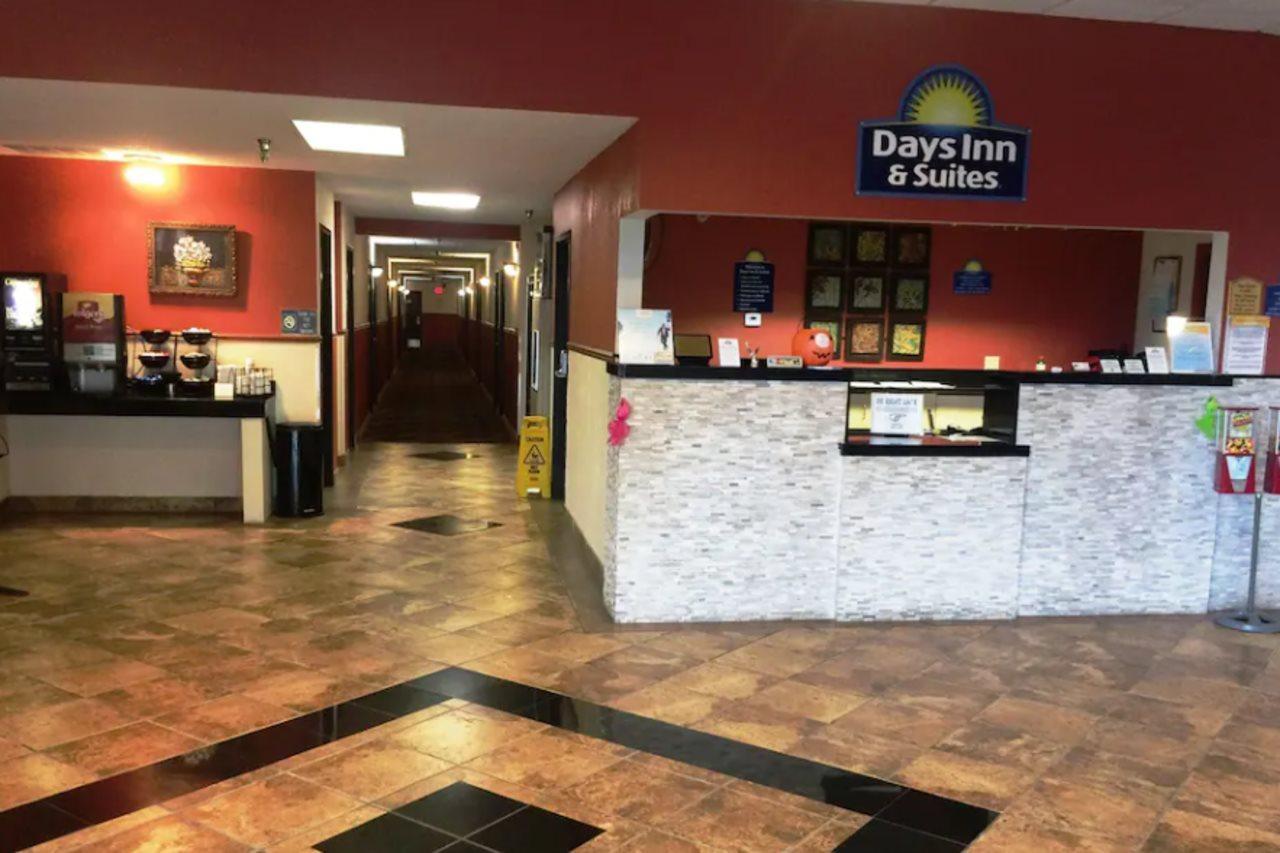 Days Inn & Suites By Wyndham Mt Pleasant Mount Pleasant Extérieur photo
