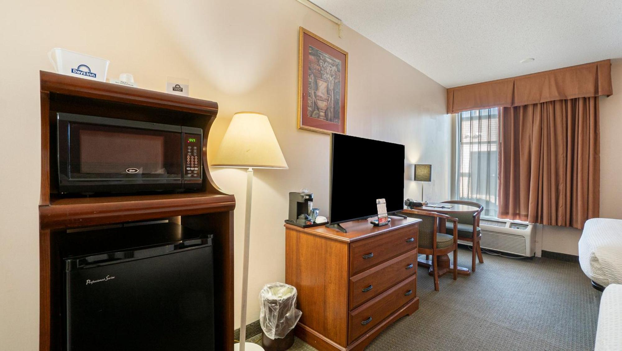 Days Inn & Suites By Wyndham Mt Pleasant Mount Pleasant Extérieur photo