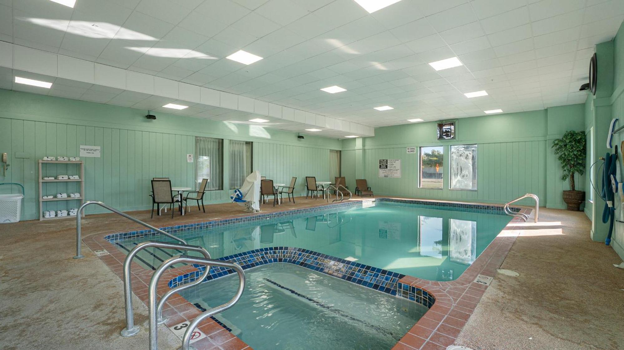 Days Inn & Suites By Wyndham Mt Pleasant Mount Pleasant Extérieur photo
