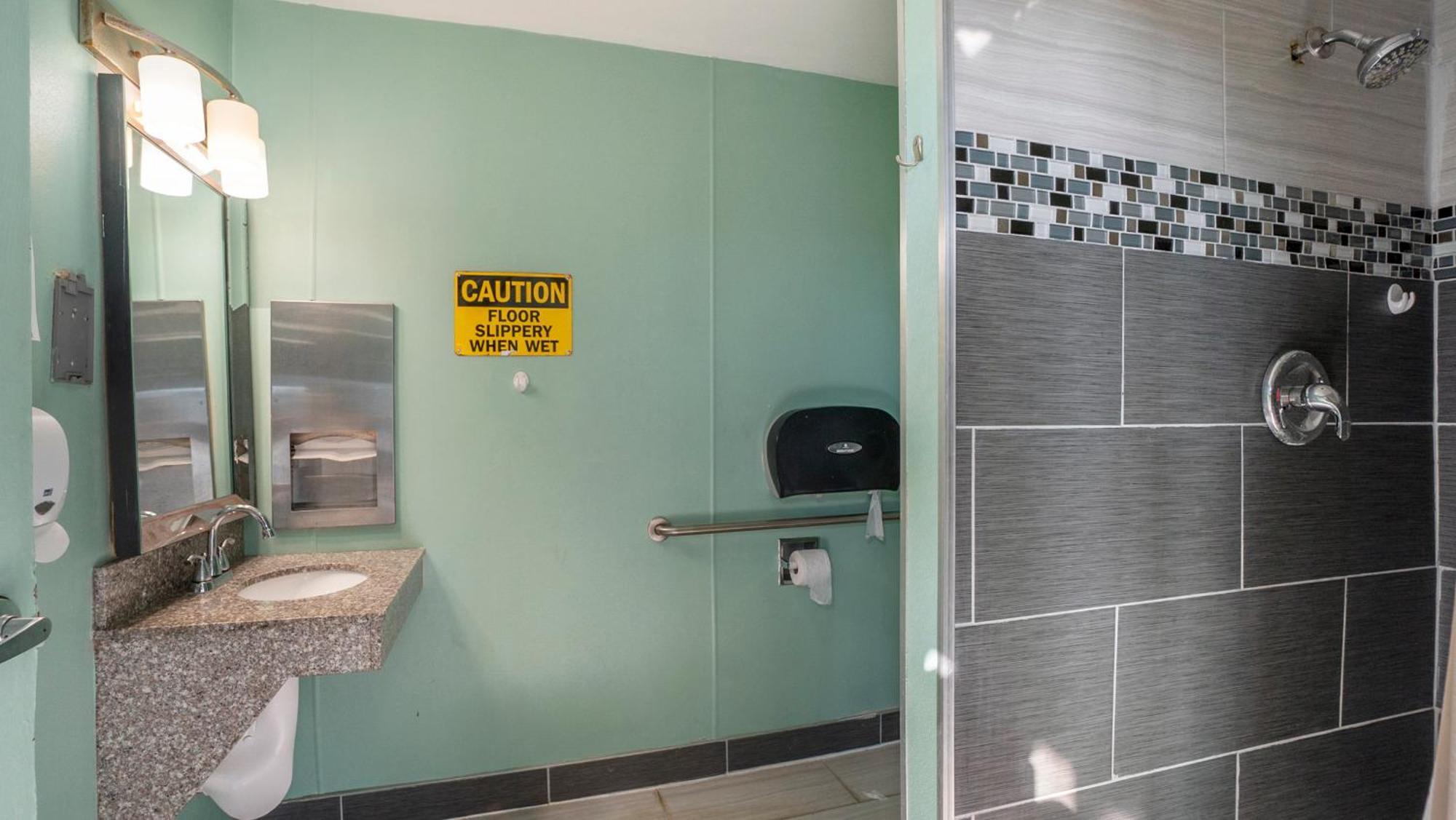 Days Inn & Suites By Wyndham Mt Pleasant Mount Pleasant Extérieur photo