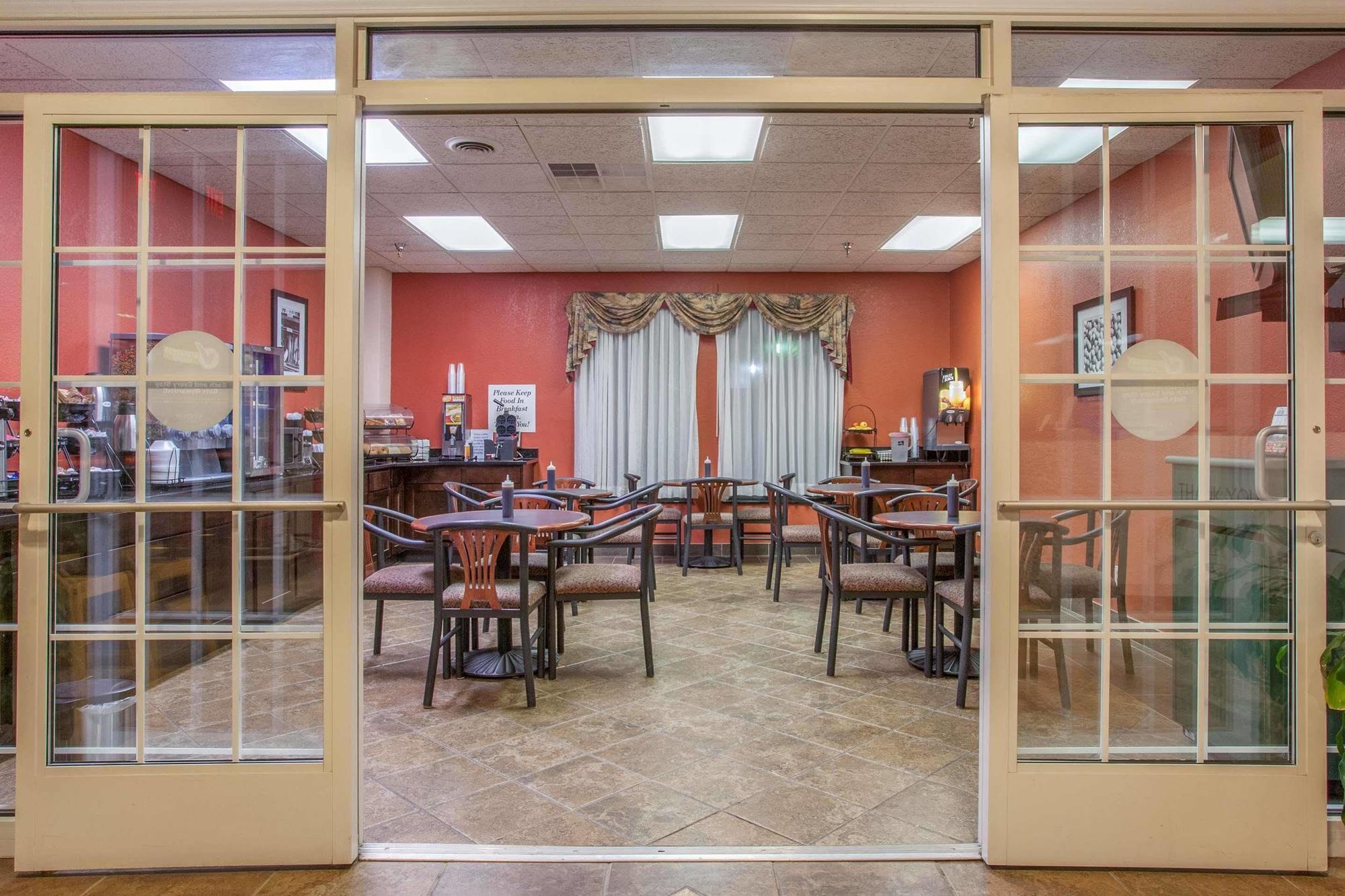 Days Inn & Suites By Wyndham Mt Pleasant Mount Pleasant Extérieur photo